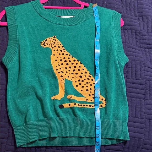 Green Crewneck Sleeveless Sweater with Yellow Cheetah Motif - Picture 4 of 5